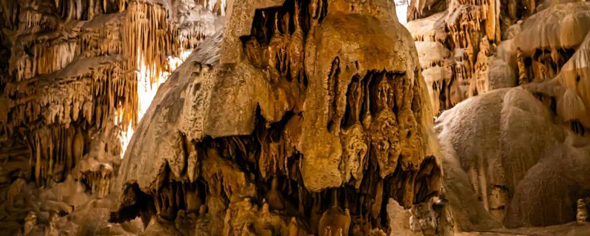 Para grutas e cavernas no Paraná, o estado oferece destinos fascinantes para espeleoturismo e exploração. Locais como o Parqu
