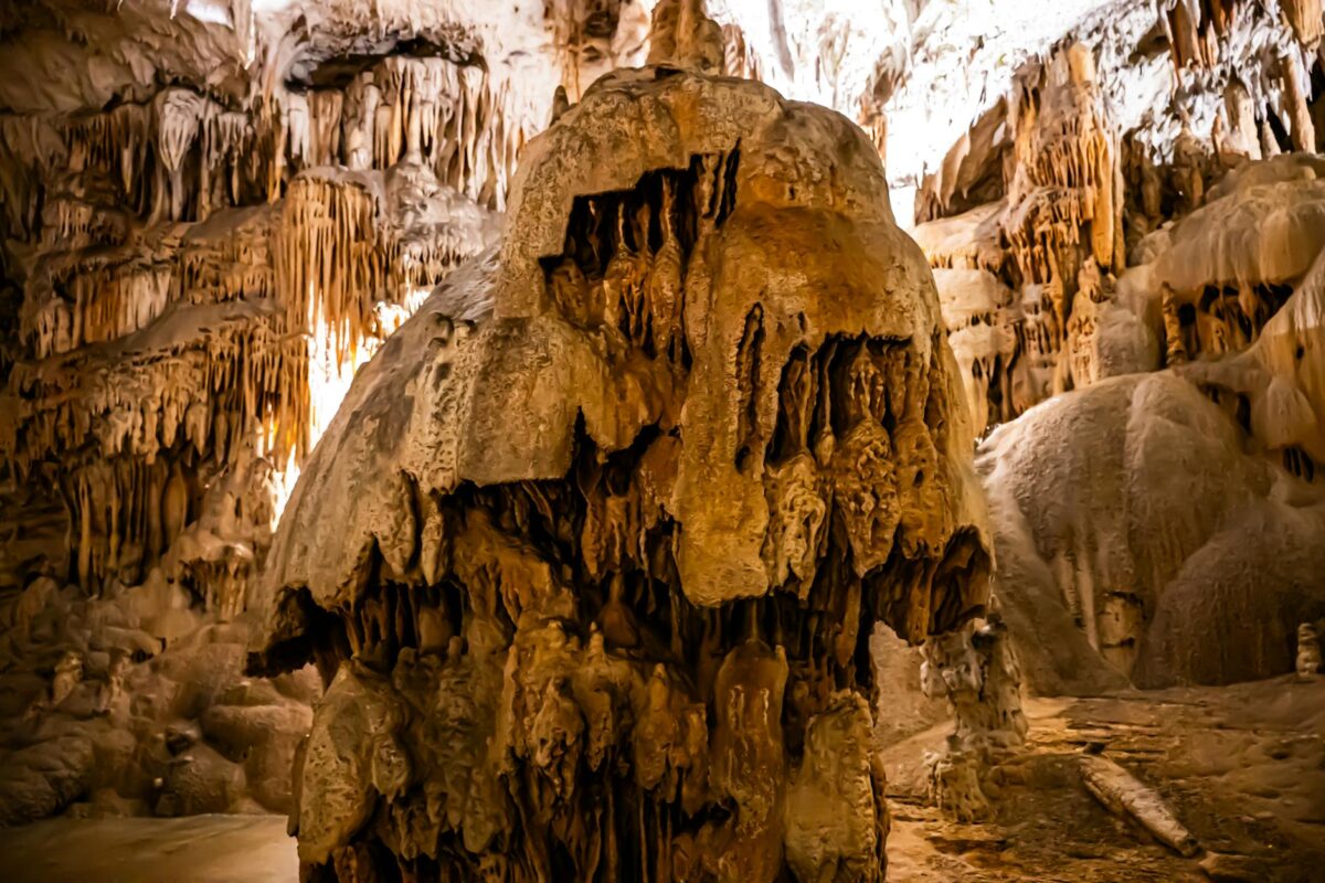 Para grutas e cavernas no Paraná, o estado oferece destinos fascinantes para espeleoturismo e exploração. Locais como o Parqu
