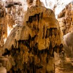 Para grutas e cavernas no Paraná, o estado oferece destinos fascinantes para espeleoturismo e exploração. Locais como o Parqu