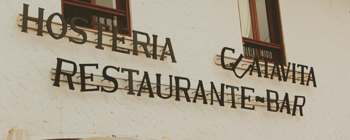 Para encontrar os melhores restaurantes em Curitiba com foco na gastronomia local, explore estabelecimentos que valorizam ing