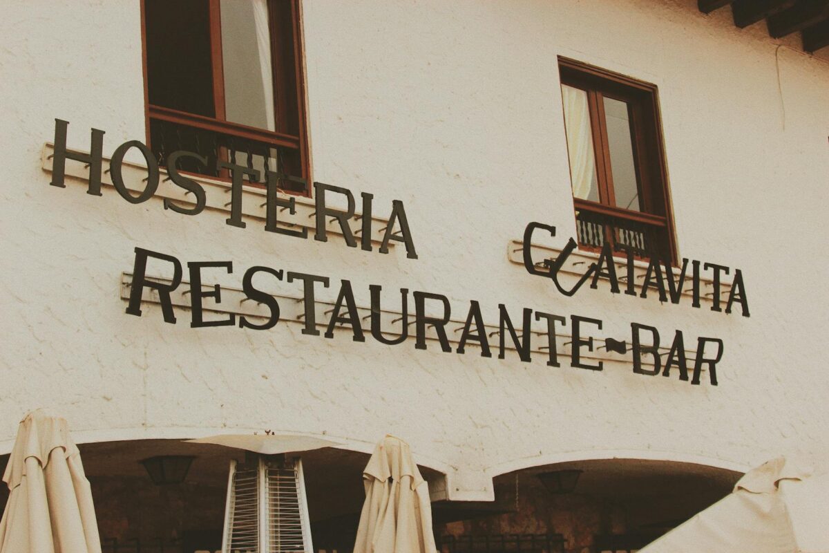 Para encontrar os melhores restaurantes em Curitiba com foco na gastronomia local, explore estabelecimentos que valorizam ing