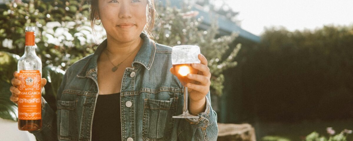 Para visitar vinícolas no Paraná, explore regiões como São José dos Pinhais, Campo Largo e Colombo, que abrigam produtores no