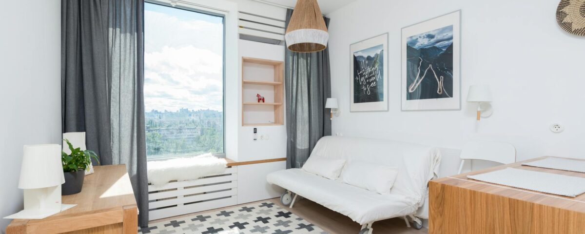 Para arquitetura escandinava, trata-se de um estilo que valoriza a funcionalidade, o minimalismo, a luz natural e a conexão c