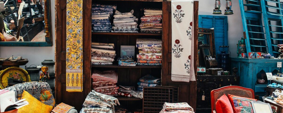 Para arte boho, entende-se um estilo de vida e decoração que celebra a liberdade, a cultura cigana, a natureza e o artesanato