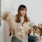 Para ter uma casa boho chic, foque em elementos naturais como madeira, fibras e plantas, combine texturas diversas, use uma p