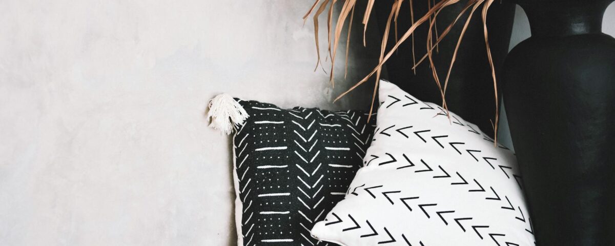 Para boho chic decor, o estilo abraça a liberdade, a natureza e a cultura global, combinando elementos rústicos, étnicos e vi