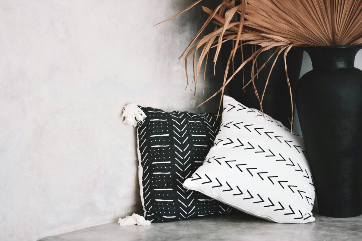 Para boho chic decor, o estilo abraça a liberdade, a natureza e a cultura global, combinando elementos rústicos, étnicos e vi