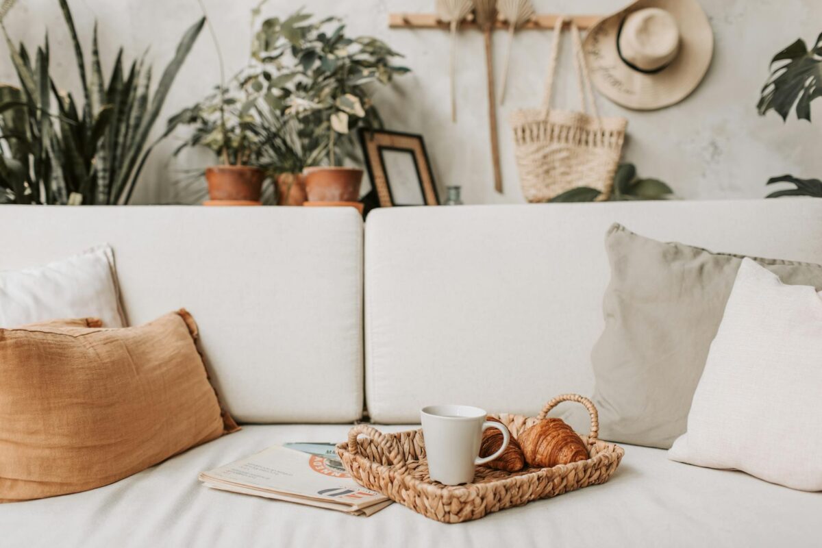 Para boho significado, entenda-o como a abreviação de 'bohemian-chic', um estilo de vida e estético que fusiona elementos boê
