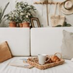 Para boho significado, entenda-o como a abreviação de 'bohemian-chic', um estilo de vida e estético que fusiona elementos boê