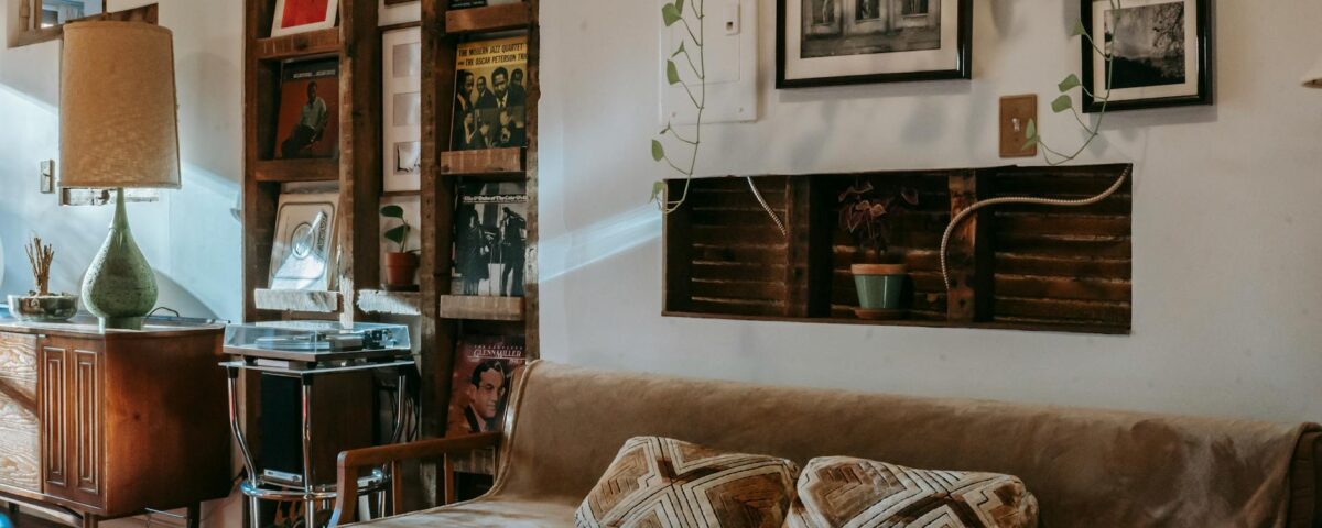 Para ter uma casa estilo boho, priorize elementos naturais como madeira e fibras, combine texturas diversas, utilize cores ne