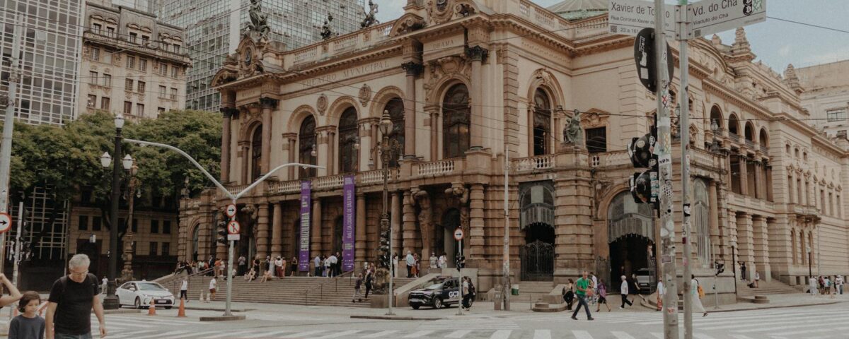 Para citar três influências da cultura europeia no Brasil, destacamos: a língua portuguesa, base da comunicação; a religião c