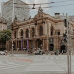 Para citar três influências da cultura europeia no Brasil, destacamos: a língua portuguesa, base da comunicação; a religião c