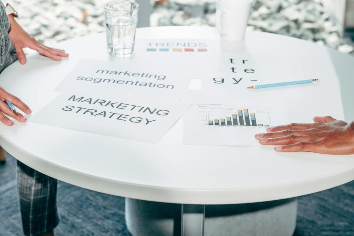 Para que as estratégias de marketing sejam efetivas, é crucial alinhar objetivos claros, conhecer profundamente o público-alv