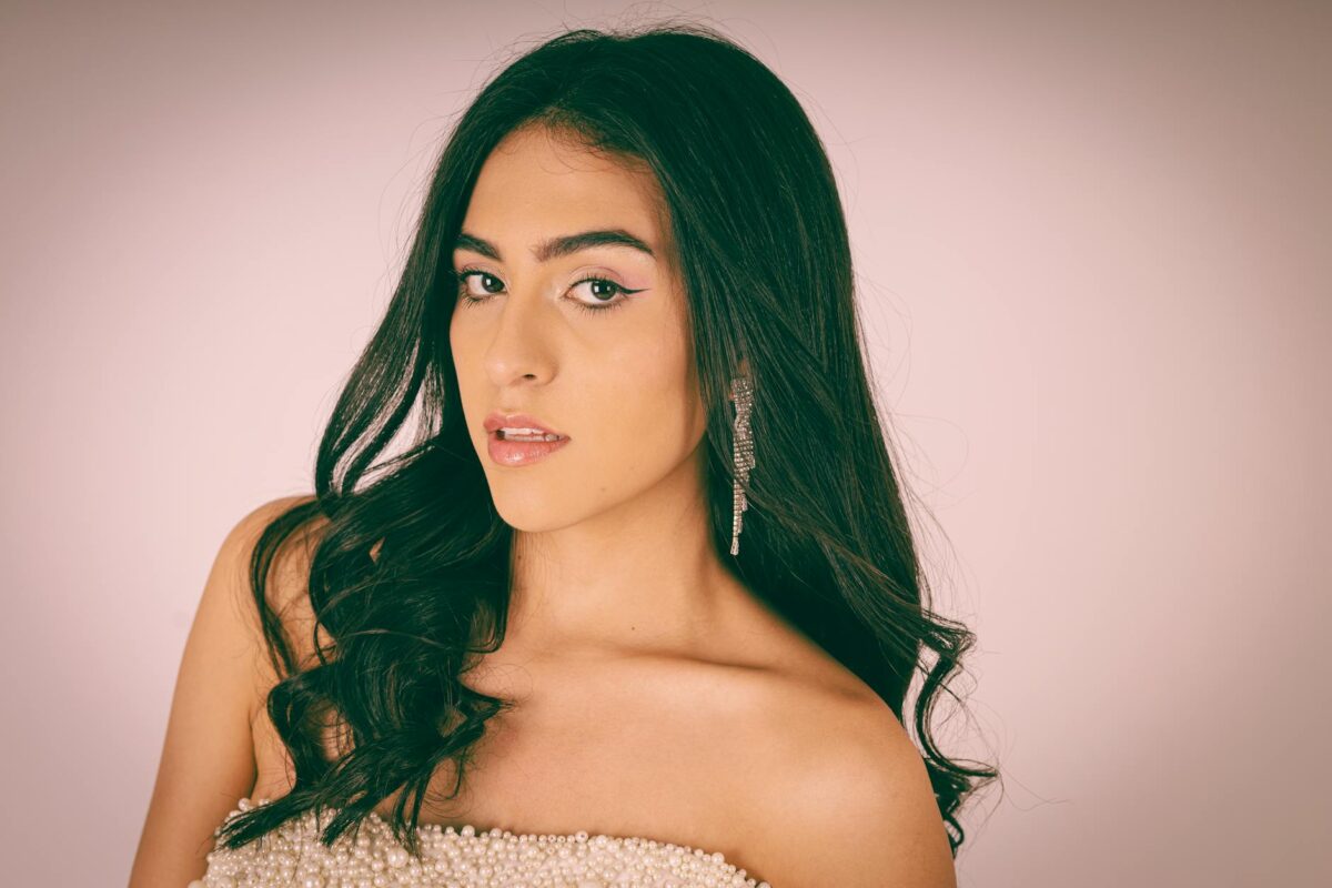 Para comprar vestido de festa online, comece pesquisando lojas virtuais renomadas com boas avaliações. Verifique a tabela de