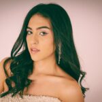 Para comprar vestido de festa online, comece pesquisando lojas virtuais renomadas com boas avaliações. Verifique a tabela de