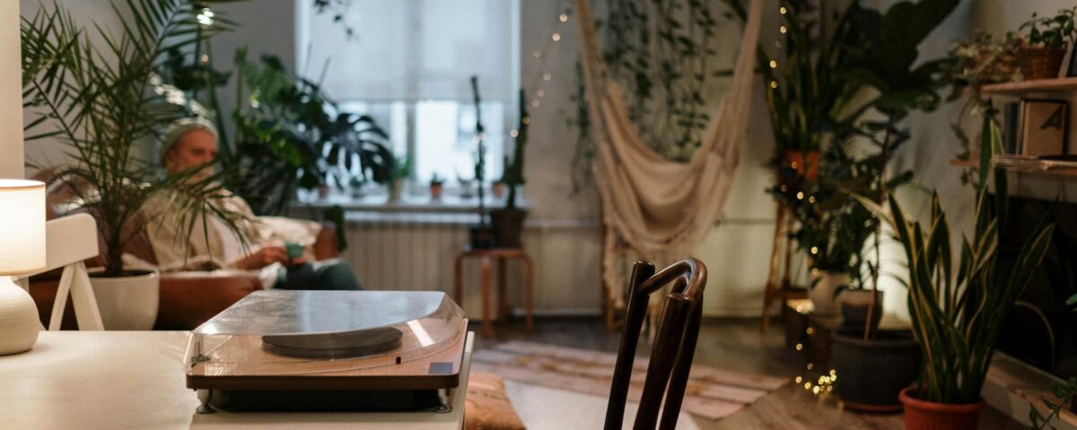 Para **decoração boho**, combine elementos naturais como madeira, fibras e plantas com texturas ricas como crochê e macramê.