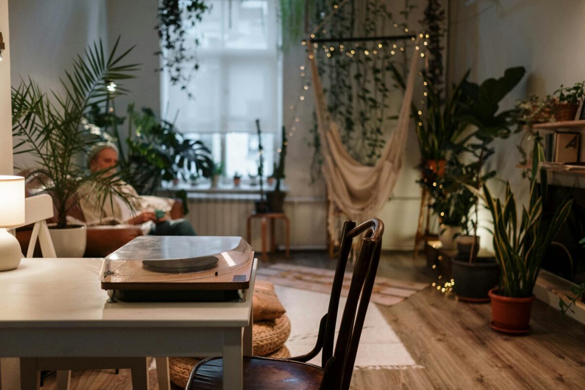 Para **decoração boho**, combine elementos naturais como madeira, fibras e plantas com texturas ricas como crochê e macramê.
