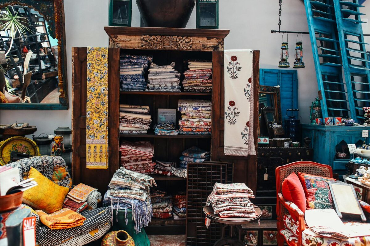 Para **decoração boho**, o segredo reside na mistura harmoniosa de elementos naturais, texturas rústicas, estampas étnicas e