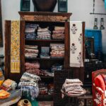 Para **decoração boho**, o segredo reside na mistura harmoniosa de elementos naturais, texturas rústicas, estampas étnicas e
