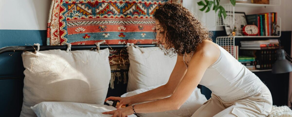 Para decoração boho chic, combine elementos naturais como madeira e fibras, tecidos com texturas (macramê, crochê), plantas,