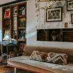 Para uma decoração boho chic para sala, combine elementos naturais como madeira e fibras, texturas diversas em tapetes e almo