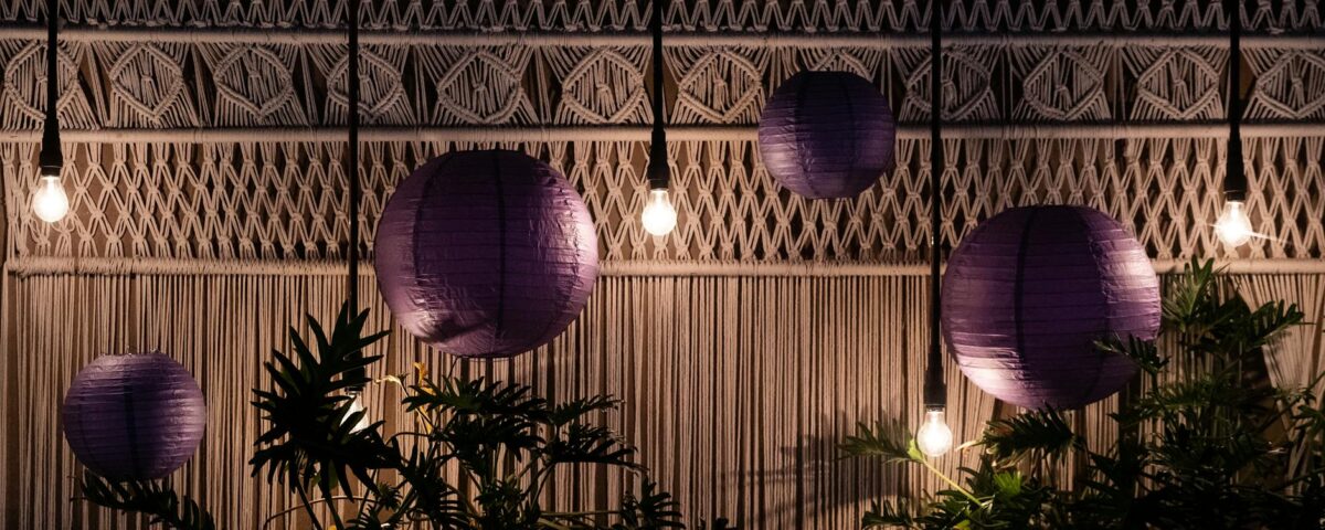 Para decoração boho chic parede, combine texturas naturais como macramê, tapeçarias e cestarias com elementos orgânicos como