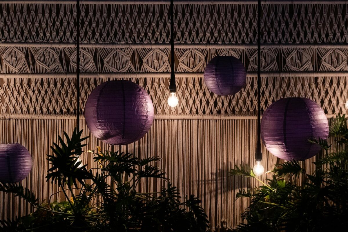 Para decoração boho chic parede, combine texturas naturais como macramê, tapeçarias e cestarias com elementos orgânicos como