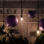 Para decoração boho chic parede, combine texturas naturais como macramê, tapeçarias e cestarias com elementos orgânicos como