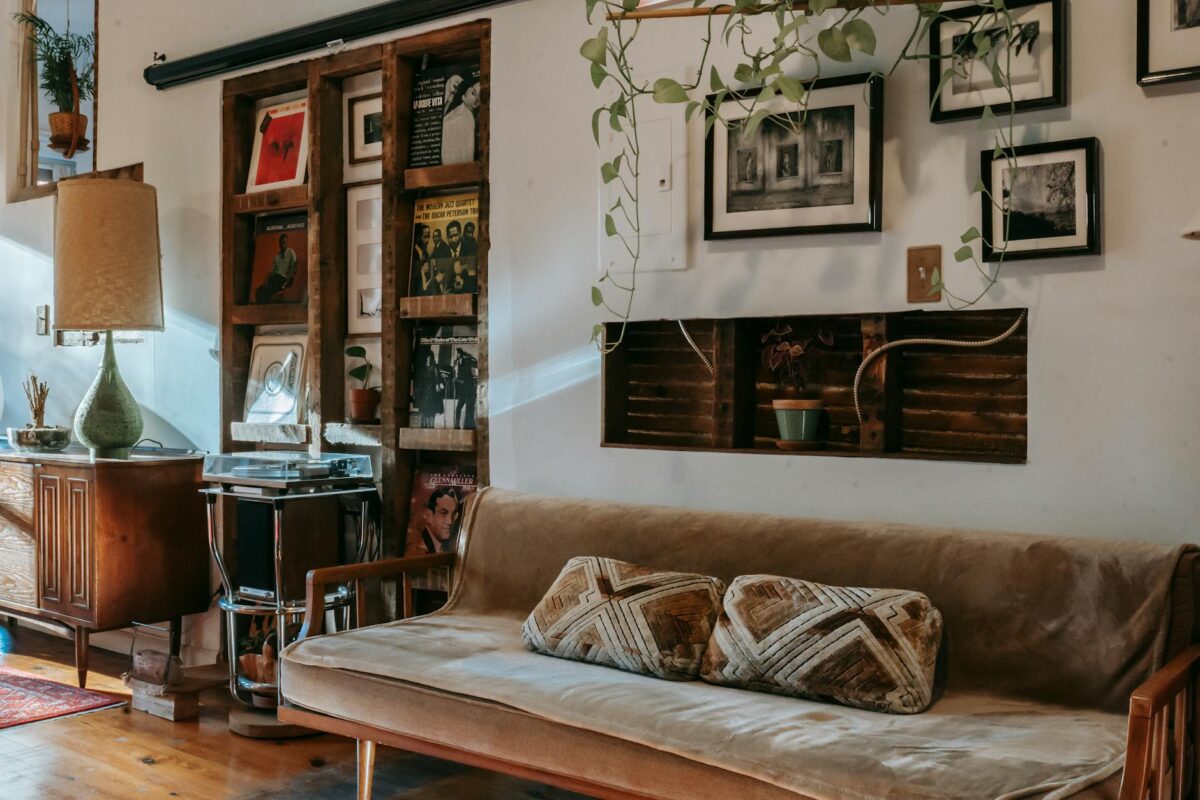 Para decoração boho chic sala, combine elementos naturais como madeira e fibras, texturas diversas (tapetes, mantas), cores t