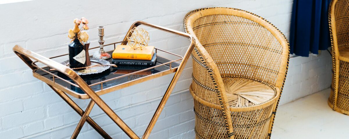 Para uma decoração boho sala, combine elementos naturais como madeira e fibras, tecidos com texturas e padrões étnicos, plant