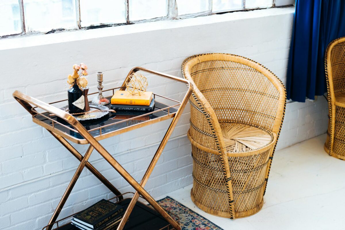 Para uma decoração boho sala, combine elementos naturais como madeira e fibras, tecidos com texturas e padrões étnicos, plant