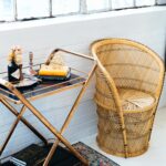 Para uma decoração boho sala, combine elementos naturais como madeira e fibras, tecidos com texturas e padrões étnicos, plant