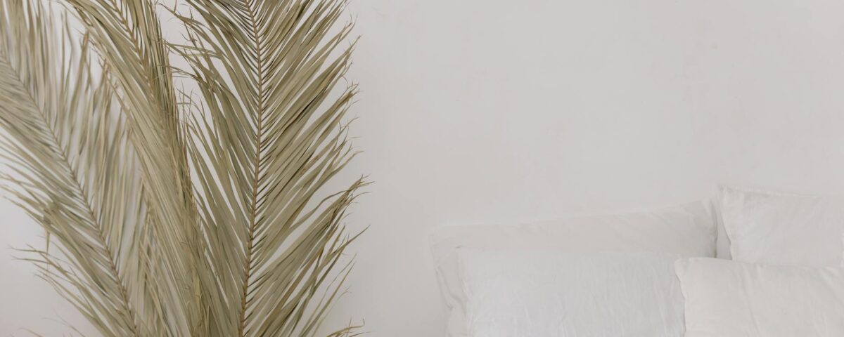 Para decoração boho simples, foque em elementos naturais como madeira e palha, tecidos leves, plantas e iluminação suave. Pri