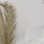 Para decoração boho simples, foque em elementos naturais como madeira e palha, tecidos leves, plantas e iluminação suave. Pri