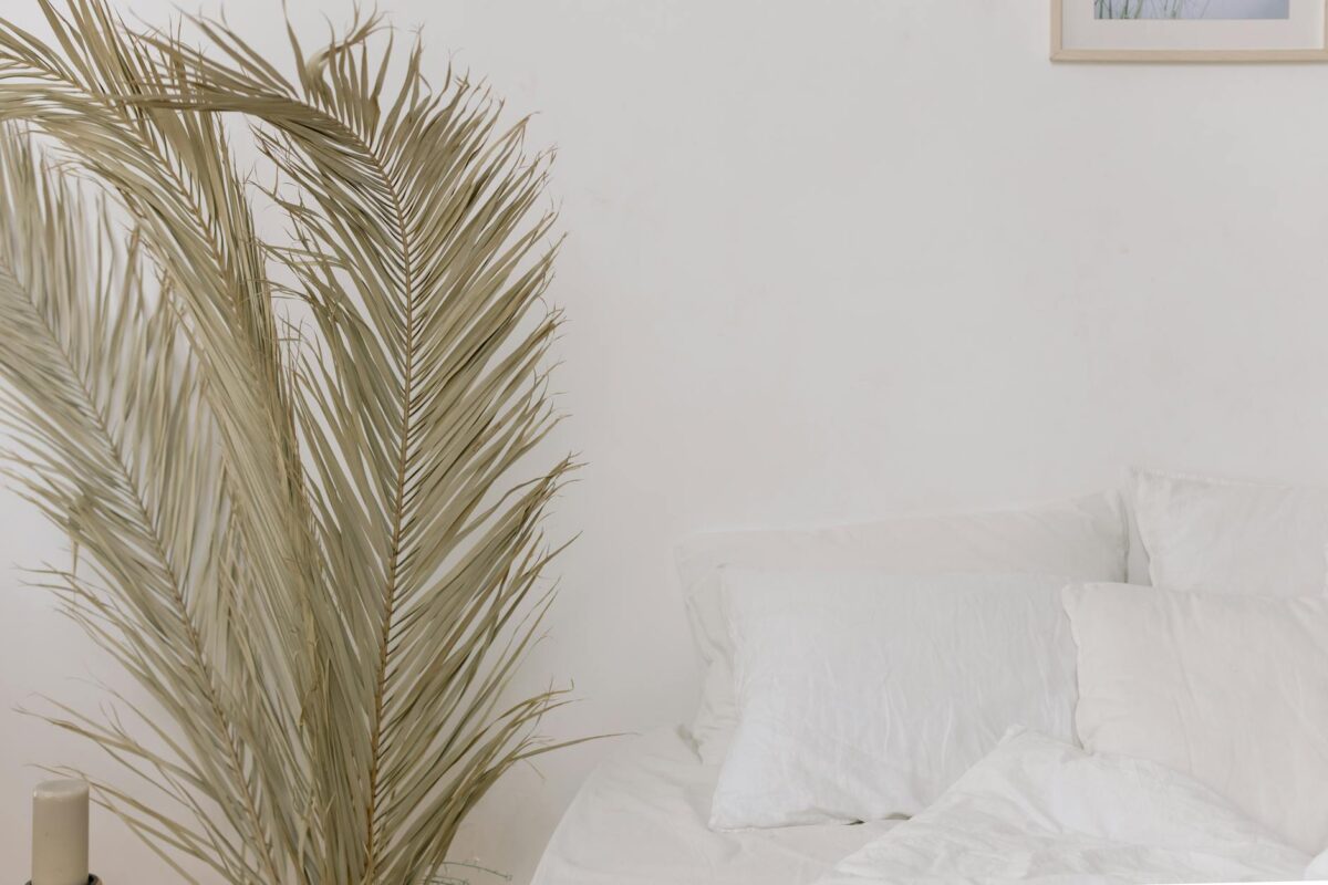 Para decoração boho simples, foque em elementos naturais como madeira, vime e algodão. Utilize paletas de cores neutras com t