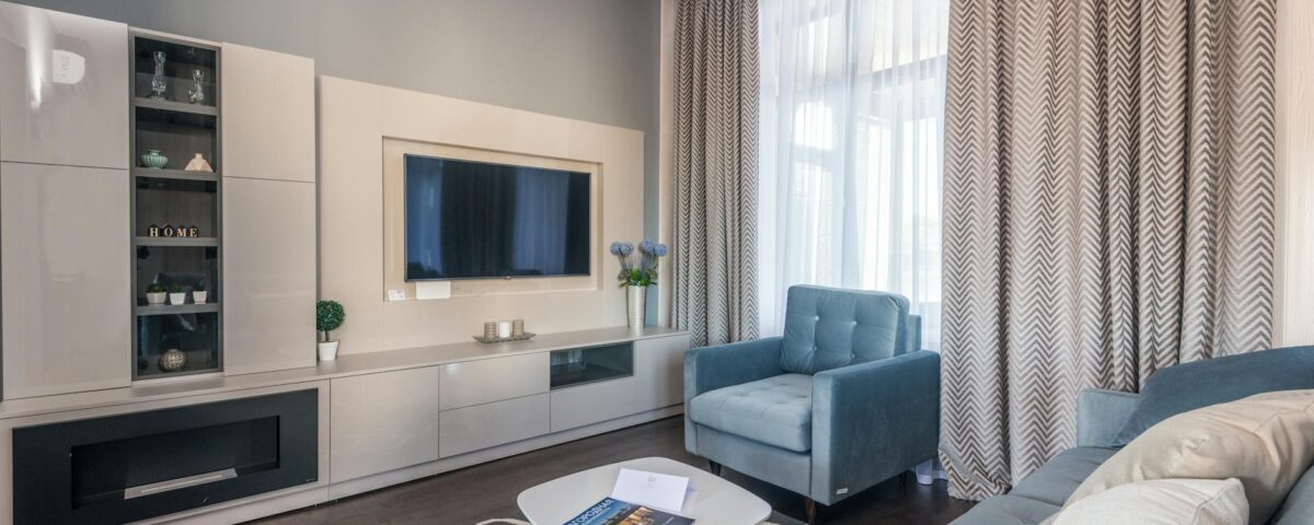 Para decoração contemporânea, prioriza-se a funcionalidade, linhas limpas, espaços abertos e uma paleta de cores neutras, com