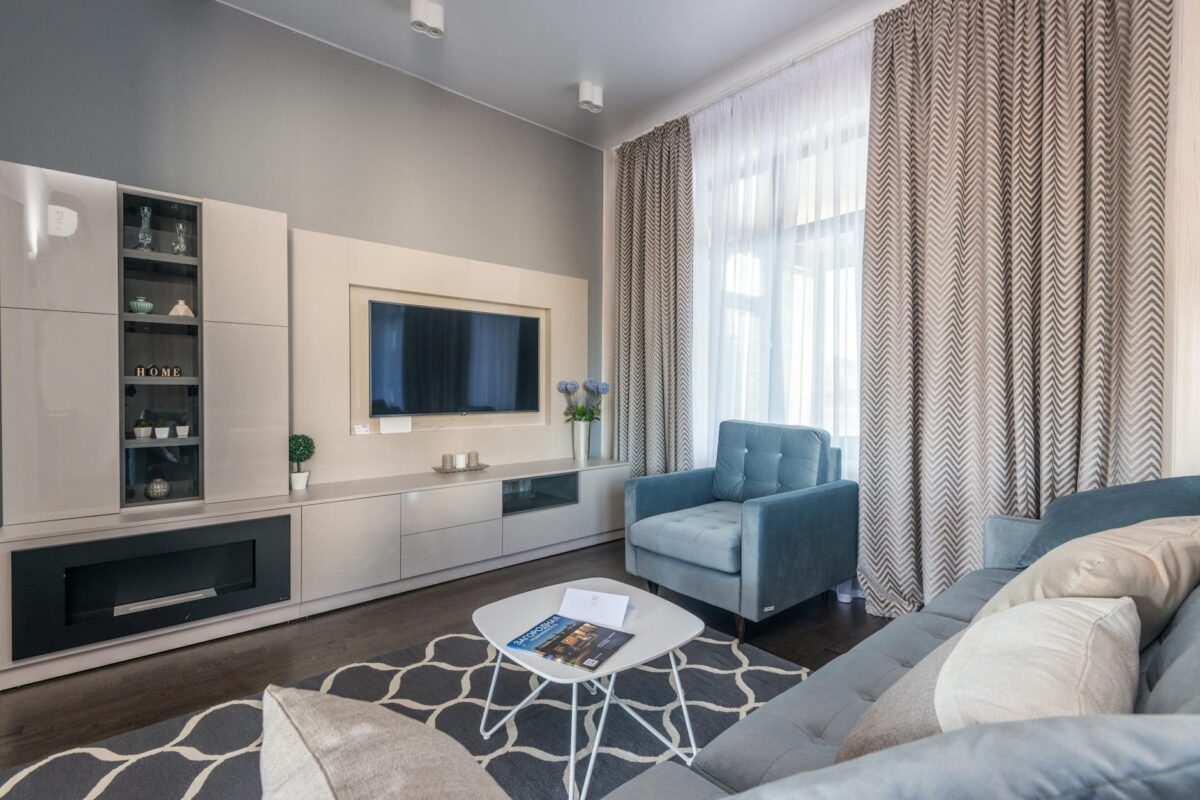 Para decoração contemporânea, prioriza-se a funcionalidade, linhas limpas, espaços abertos e uma paleta de cores neutras, com