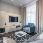 Para decoração contemporânea, prioriza-se a funcionalidade, linhas limpas, espaços abertos e uma paleta de cores neutras, com