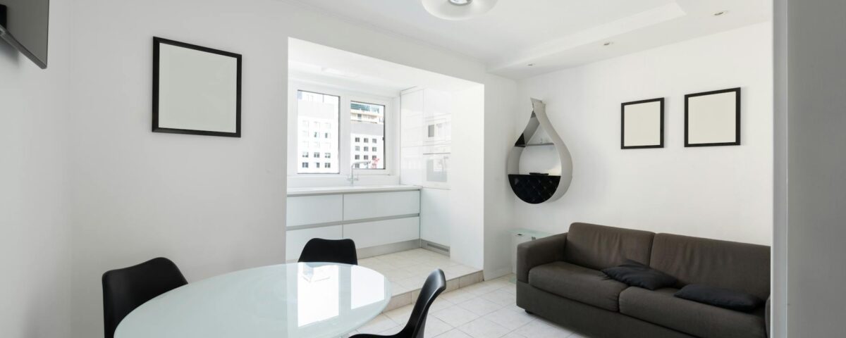 Para decoração escandinava, o foco está em criar ambientes minimalistas, funcionais e aconchegantes, utilizando cores claras,