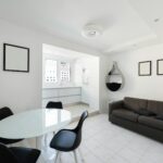 Para decoração escandinava, o foco está em criar ambientes minimalistas, funcionais e aconchegantes, utilizando cores claras,