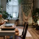 Para **decoração estilo boho**, combine elementos naturais como madeira, fibras e plantas com texturas ricas em tecidos, core