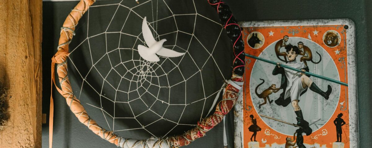 Para decoração parede boho, priorize elementos naturais como macramê, tapeçarias, cestarias e espelhos com molduras rústicas.