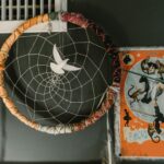 Para decoração parede boho, priorize elementos naturais como macramê, tapeçarias, cestarias e espelhos com molduras rústicas.