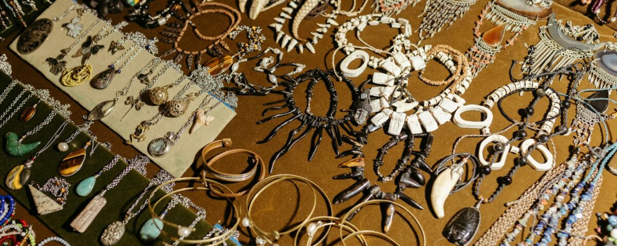 Para o estilo boêmio, a essência reside na liberdade, autenticidade e conexão com a arte e a natureza. Caracterizado por teci