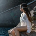 Para estilo boho, entende-se um movimento cultural e de moda que celebra a liberdade, a natureza e a espiritualidade, caracte