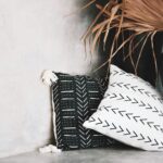 Para um estilo boho chic na decoração, combine elementos naturais como madeira e palha com tecidos macios, estampas étnicas e