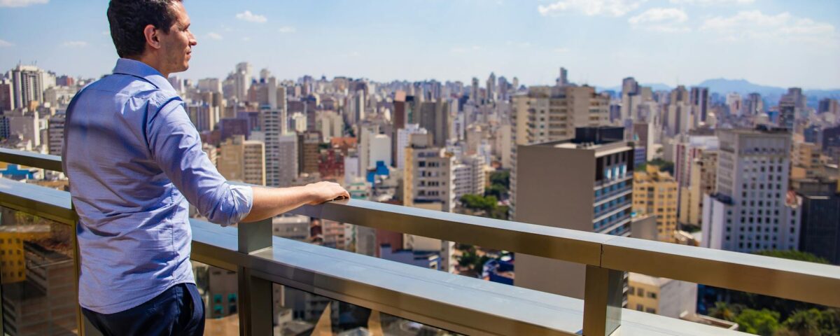 Para entender o estilo brasileiro contemporâneo, é crucial mergulhar na sua fusão de influências culturais, materiais naturai