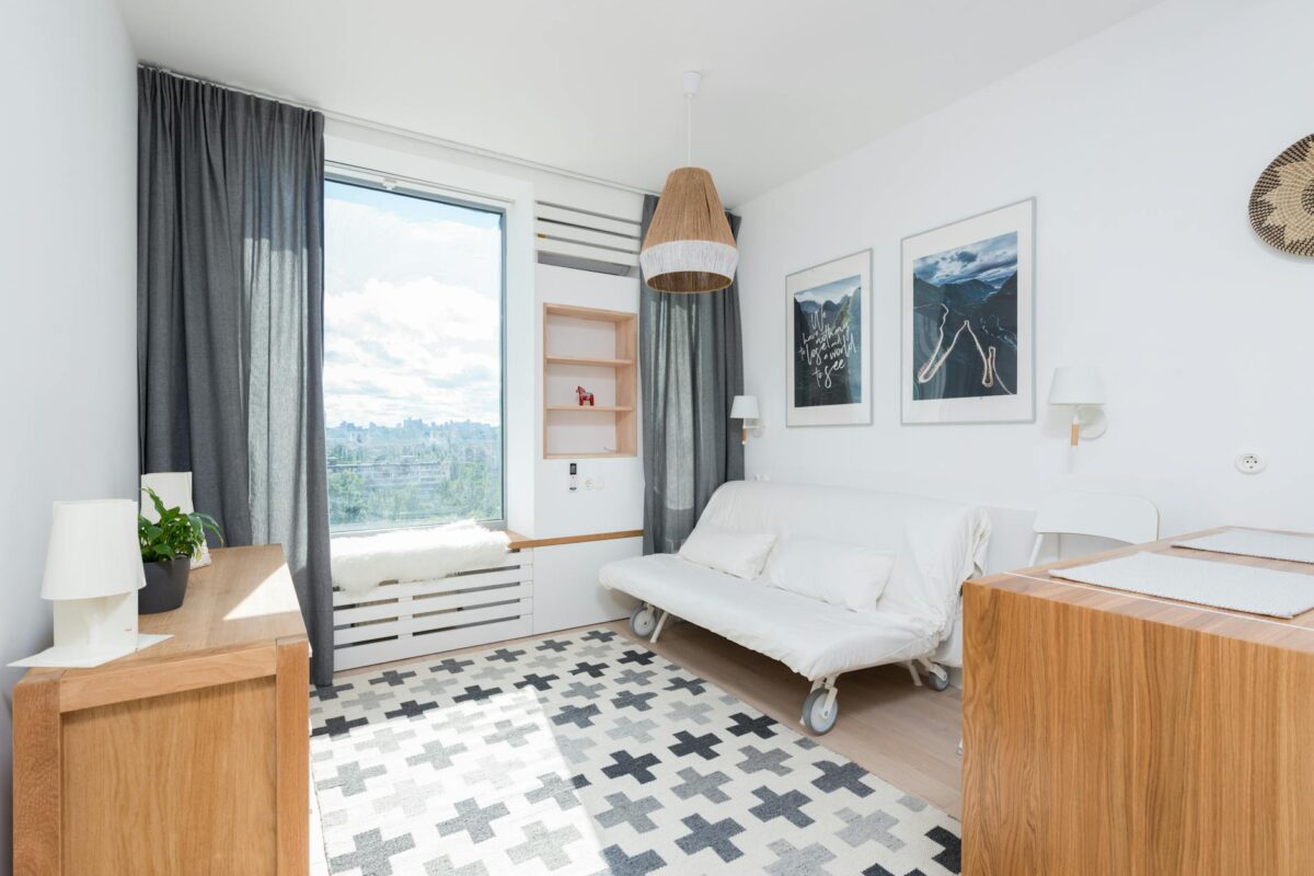 Para o estilo escandinavo, a essência reside em criar ambientes funcionais, minimalistas e aconchegantes, valorizando a luz n