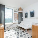 Para o estilo escandinavo, a essência reside em criar ambientes funcionais, minimalistas e aconchegantes, valorizando a luz n