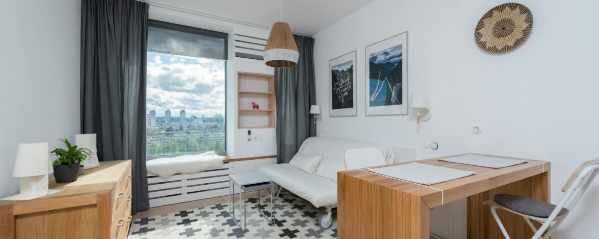 Para estilo escandinavo decoração, busca-se um design que privilegia funcionalidade, minimalismo e aconchego. Caracteriza-se